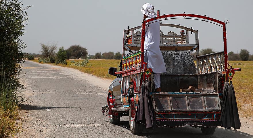 Lakki Marwat miestas, Lakki Marwat Pakistanas, Lakki Mawrat kaimo gyvenimas, transporto priemonė, Transportas Pakistanas, Pakistano kaimo gyvenimas, transportavimas, transporto rūšis, automobilis, sausumos transporto priemonė, mašinos