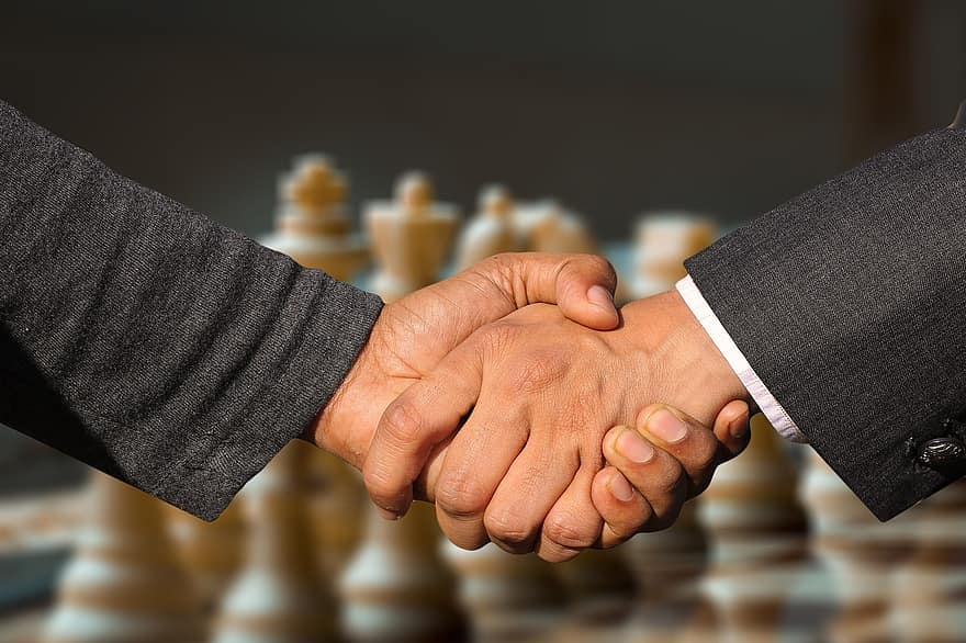 stretta di mano, accordo, mani, scacchi, benvenuto, contrarre, stringere la mano, trattativa, dito, uomini d'affari, collaborazione