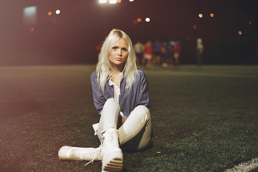 kobieta, Model, blond, trawa, boisko do piłki nożnej, fan piłki nożnej, światła
