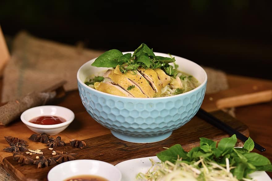 Sopa de fideus amb pollastre, cuina vietnamita, brou de pollastre