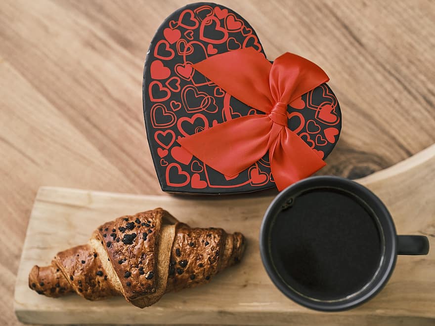 Valentin nap, croissant, kávé, reggeli, falatozás, felüdítés