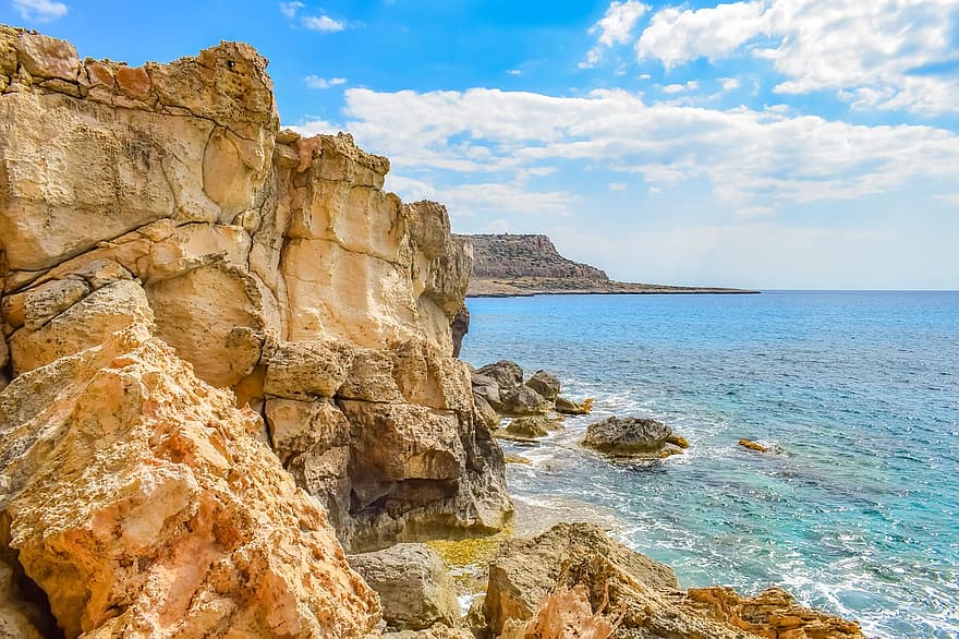 Côte rocheuse, falaise, roches, paysage, érosion, mer, ciel, des nuages, cavo greko, Chypre, la nature