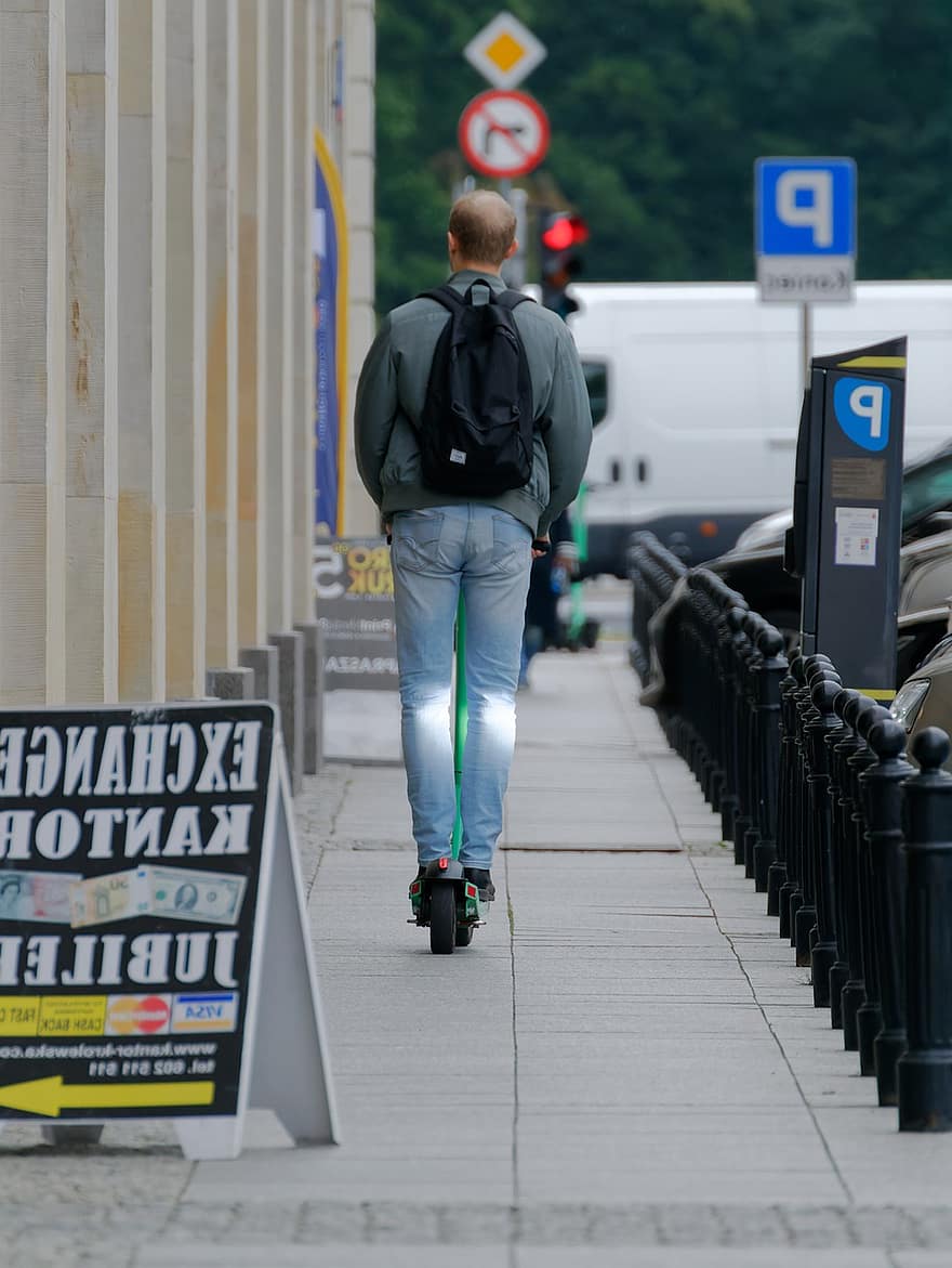 e-skuter, pria, trotoar, kota, laki-laki, satu orang, angkutan, kehidupan kota, dewasa, perjalanan, berjalan