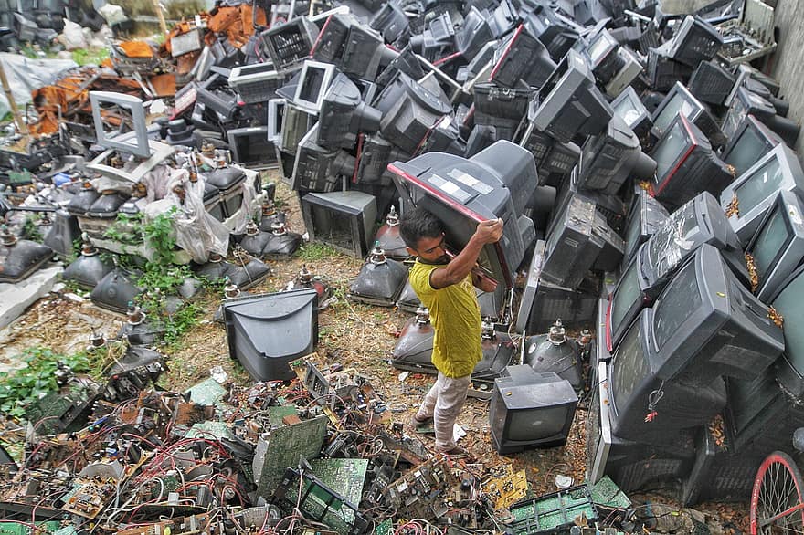 Mann, TV, søppelplass, skrot, gammel, avfallshåndtering, elektronikk, e-avfall, E-avfallshåndtering, dhaka, bangladesh