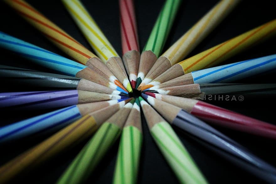 اقلام رصاص ، أقلام ملونة ، فن ، الإبداع