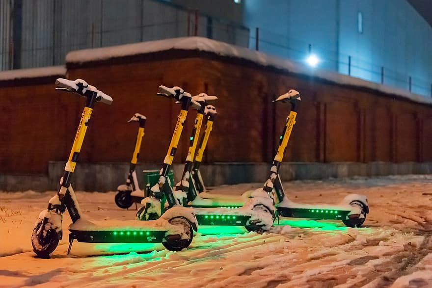 Scooters eléctricos, invierno, noche, nieve, deporte, divertido, maquinaria, equipo, industria, transporte, tecnología