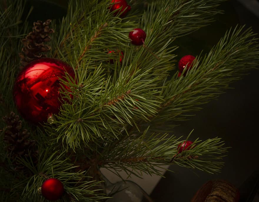 nowy Rok, Boże Narodzenie, czerwony, czerwona piłka, drzewko świąteczne, czerwone szkło, zabawka choinkowa, świąteczne dekoracje, dekoracja, drzewo, uroczystość