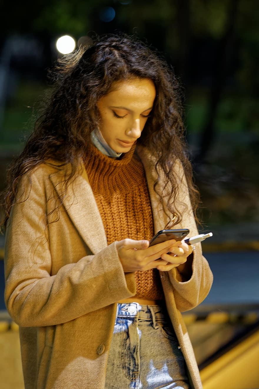 жена, Писане, смартфон, на открито, улица, градски, един човек, Дами, начин на живот, мобилен телефон, възрастен