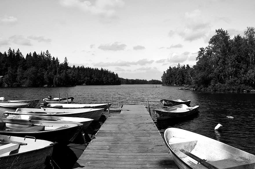 Svédország, tó, csónak, dokk, móló, fekete és fehér