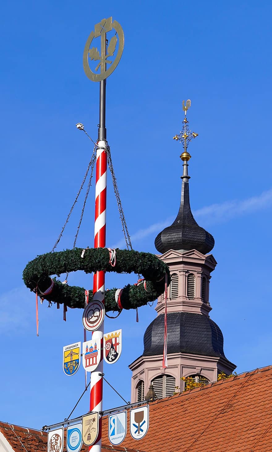 kilise kulesi, bahar bayramı çiçekli direği, Bölgesel Gümrük