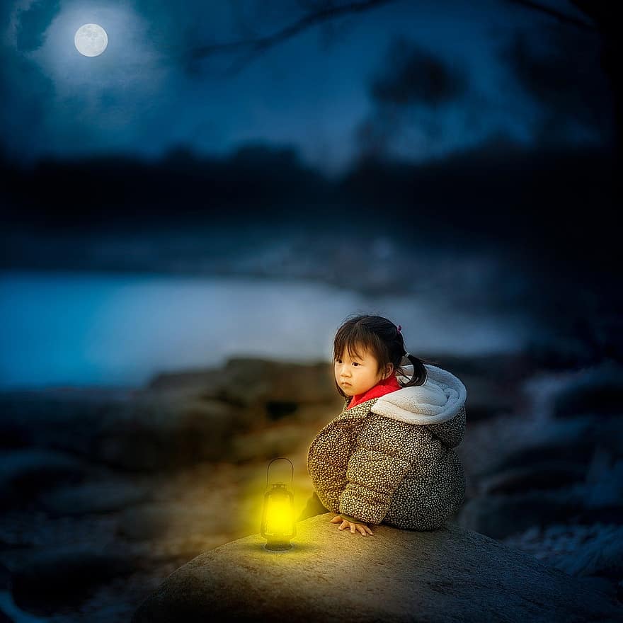 maza meitene, naktī, mēness gaisma, mēness, bērns, mežs, gudrs, viens cilvēks, mazs, smaidoši, tumšs