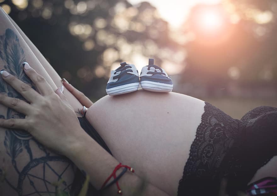 вагітність, материнство, дитяче взуття, живіт, жінка, дівчина, вагітна, мати, мама, фотознімок