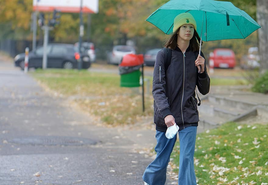 donna, a piedi, piovere, strada, ombrello, pioggia, urbano, marciapiede, donne, una persona, adulto