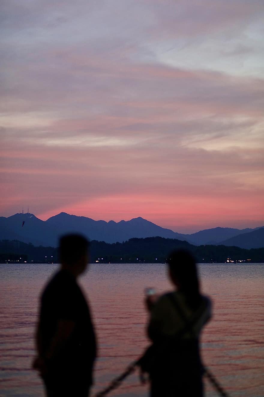 le coucher du soleil, couple, bord du lac, crépuscule, Hangzhou