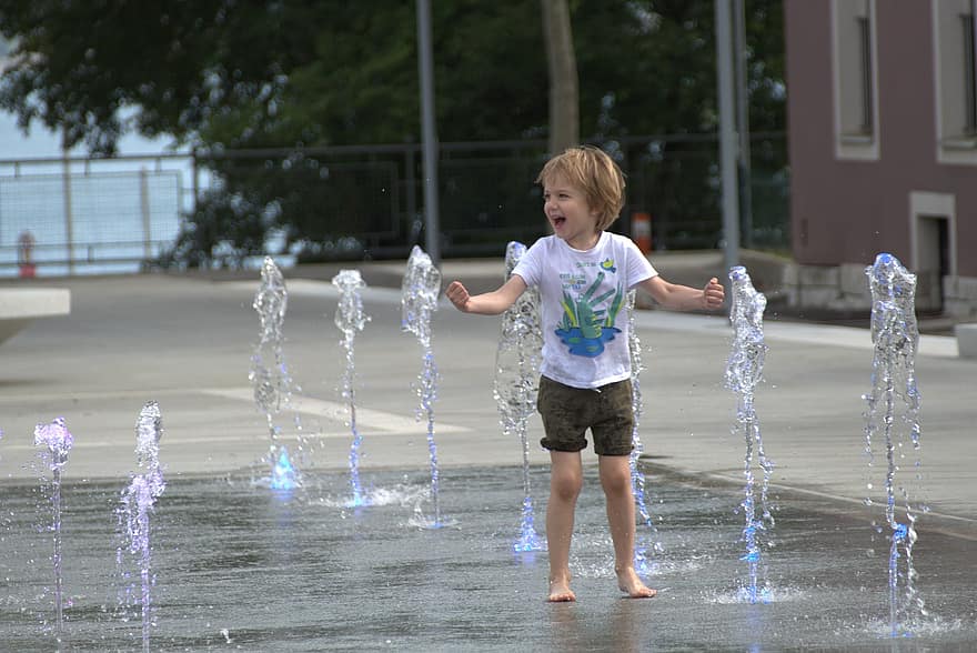маленький хлопчик, фонтан, парк, хлопчик, дитина, щасливі, посмішка, літо, весело, хлопчики, мокрий
