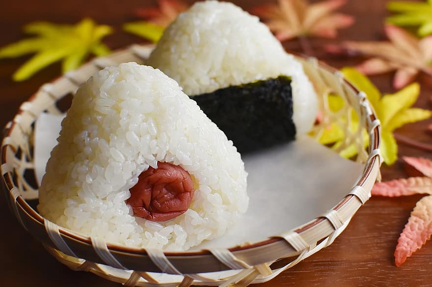 bola de arroz, cocina japonesa, plato, onigiri