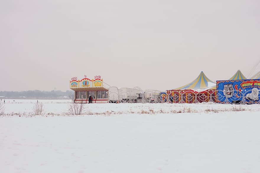 Winter, Zirkus, Schnee, Wohnwagen, Eis, Spaß, Jahreszeit, traditionelles Fest, mehrfarbig, Blau, Landschaft