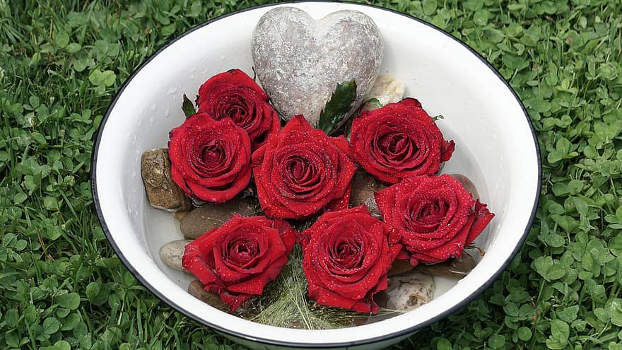 フラワーズ、赤いバラ、花びら、小石、心臓、花束、フローラ