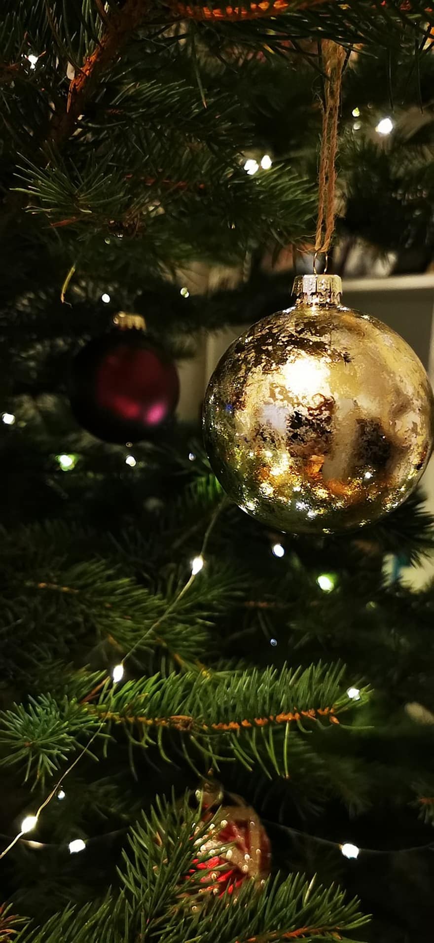 hiasan Natal, pohon Natal, hari Natal, pohon cemara, bola Natal, lampu Natal, lampu peri, perhiasan natal, dekorasi Natal, dekorasi natal, ornamen