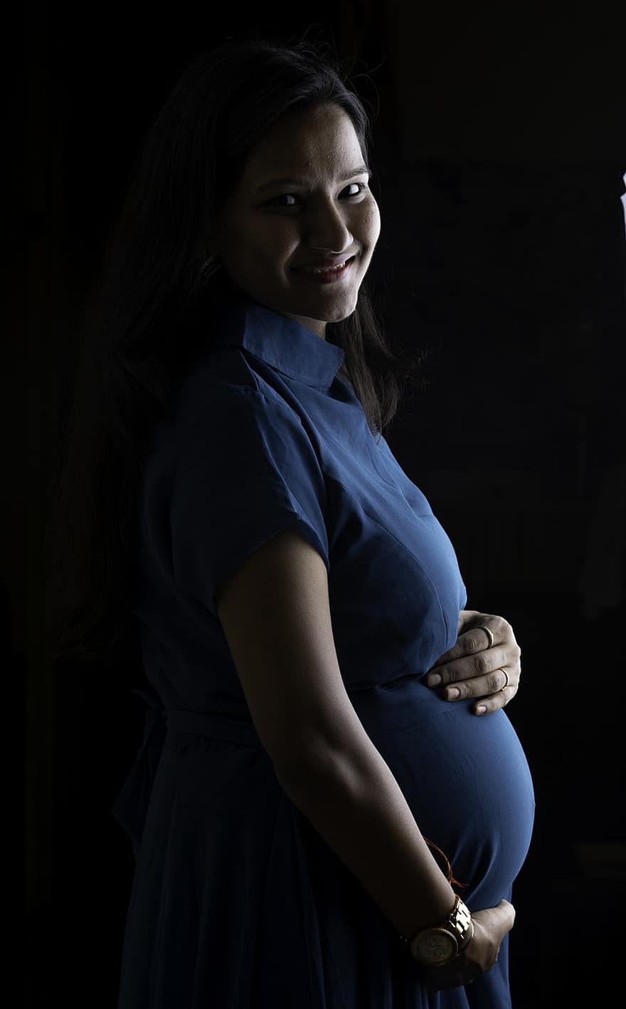 امرأة هندية ، حامل ، صورة ، كارناتاكا ، بنغالور ، التوليد ، تصوير الأمومة ، نساء ، شخص واحد ، بالغ ، يبتسم