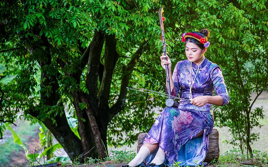 М'янма, ерху, жінка, музичний інструмент, на відкритому повітрі