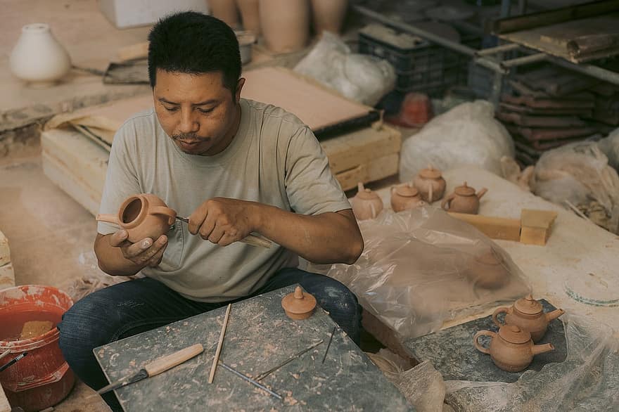 cilvēks, portrets, Keramikas krāsošana, keramika, rokdarbi, māla trauki, kuģi, darbnīca, amatpersona, strādā, podnieks