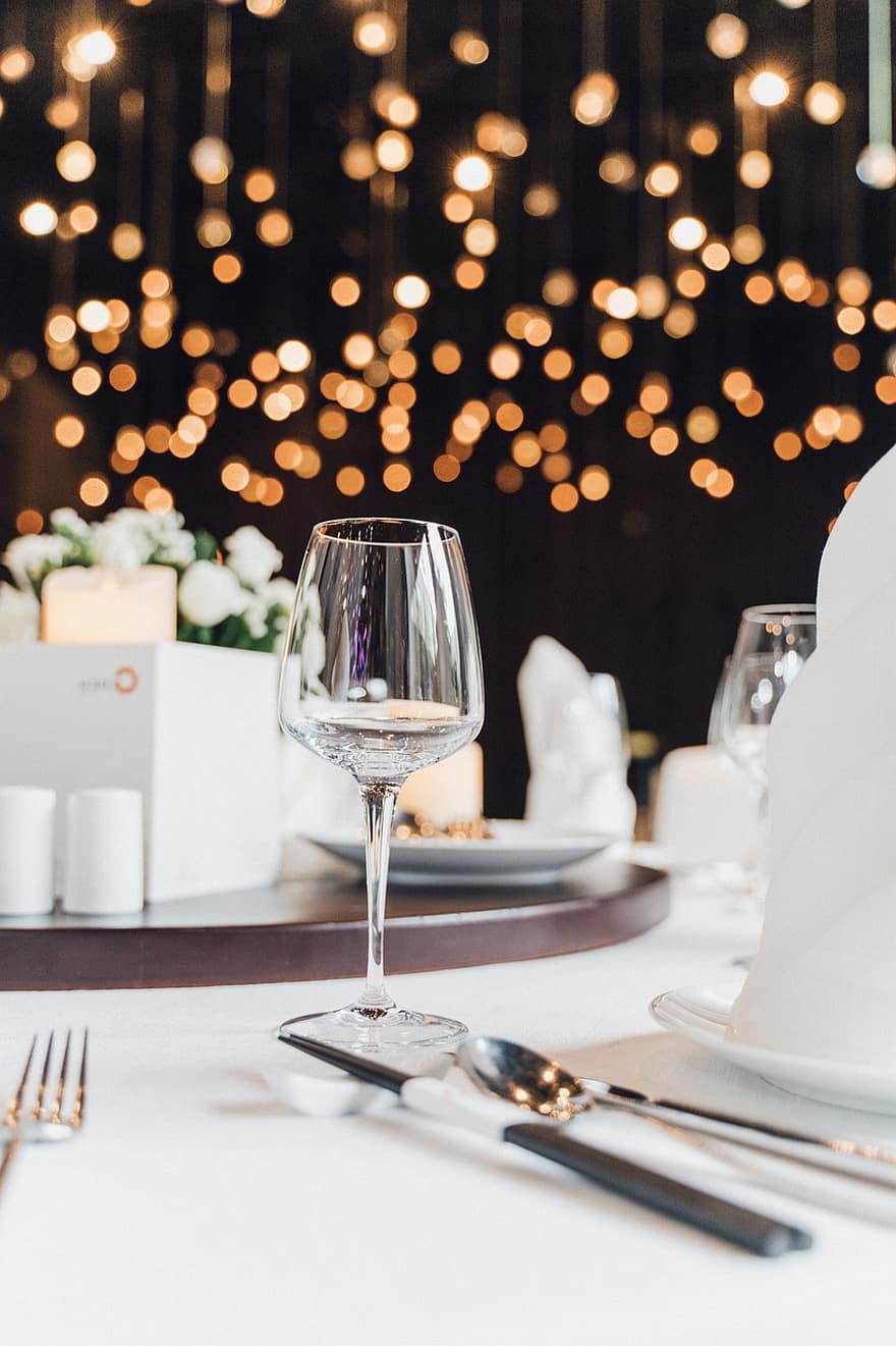 Weinglas, Sitzordnung bei Tisch, Party, Glas, Besteck, Feier, Dekoration, dekorativ, Beleuchtung, Hochzeit