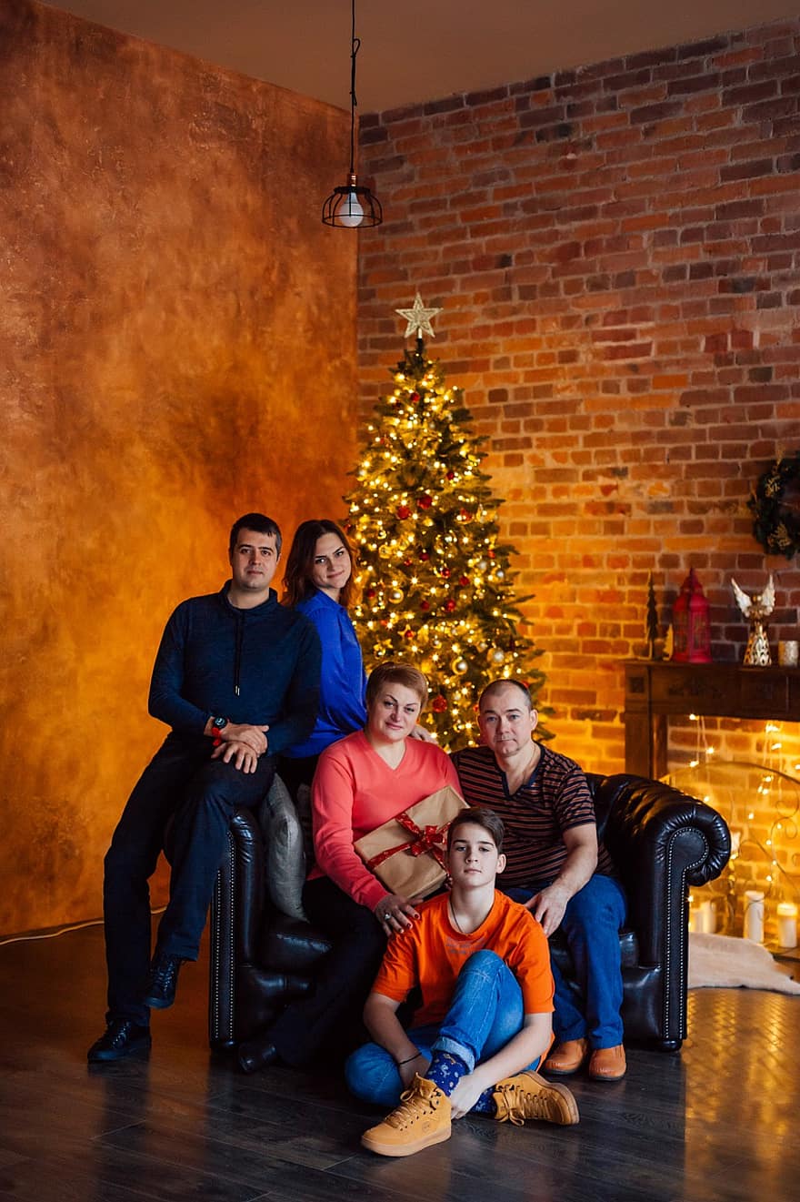 家族、人、一緒に、ロマンチック、ハッピー、関係、座っている、新年、クリスマス、デコレーション、休日