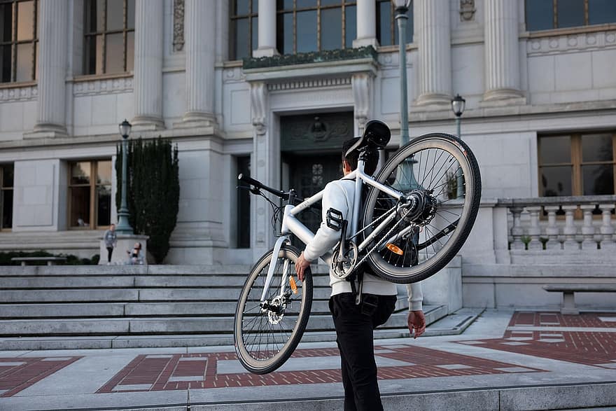 homem, e-bike, campus, São Francisco, Califórnia, cidade, urbano, bicicleta elétrica, eco-friendly, transporte