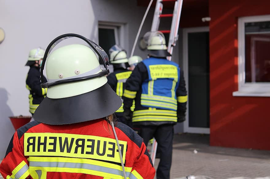 brandmän, brandbekämpning, rädda, första respondenterna