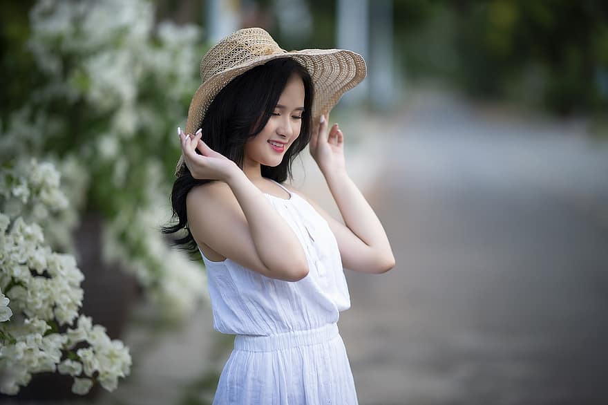 Moda, belleza, mujer, vietnamita, vestido blanco, sombrero, hermoso, niña, modelo, actitud, sonreír