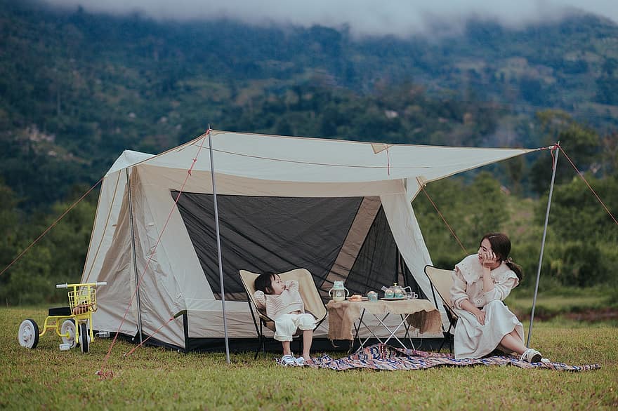 piknikki, telttailu, äiti ja lapsi, perhe, teltta, leirintäalue, hymyilevä, kesä, ruoho, onnellisuus, istuva
