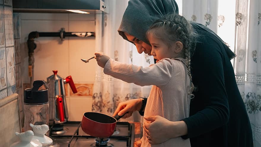 māte un meita, ēdiena gatavošana, virtuve, ģimeni
