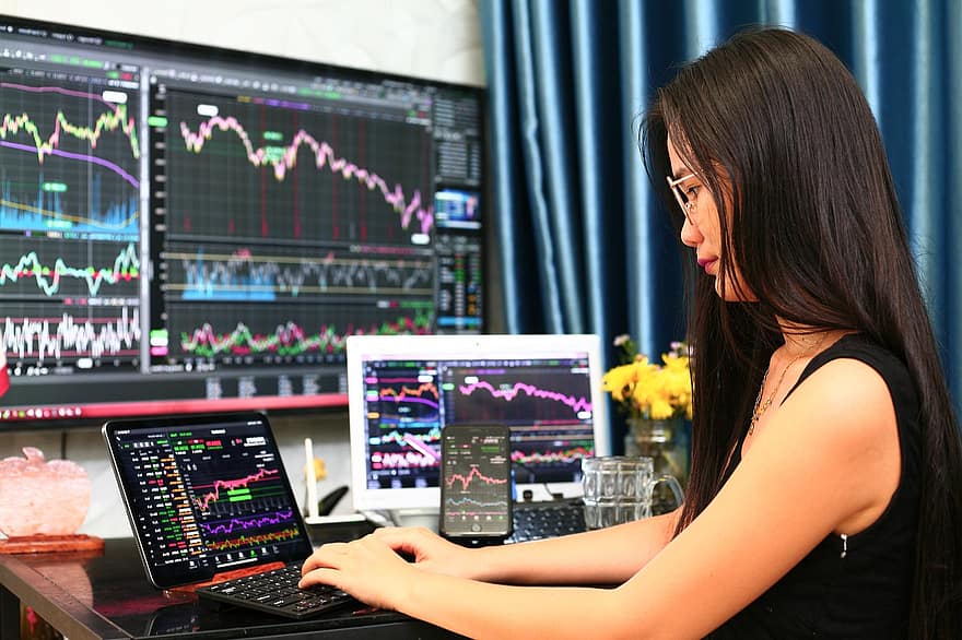 kvinna, dator, stock, marknadsföra, Diagram, ner, S P 500, nasdaq, nyse, Cboe, bitcoin