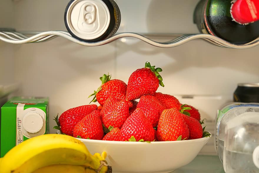 Kühlschrank, Erdbeeren, Früchte, reife Erdbeeren, Lebensmittel, Frische, Obst, Erdbeere, gesundes Essen, Nahansicht, organisch