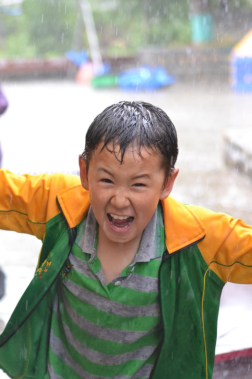 con trai, đang chạy, sự phấn khích, mưa, ướt, đồng phục, dễ thương, đứa trẻ, vui vẻ, thiếu niên, bọn trẻ