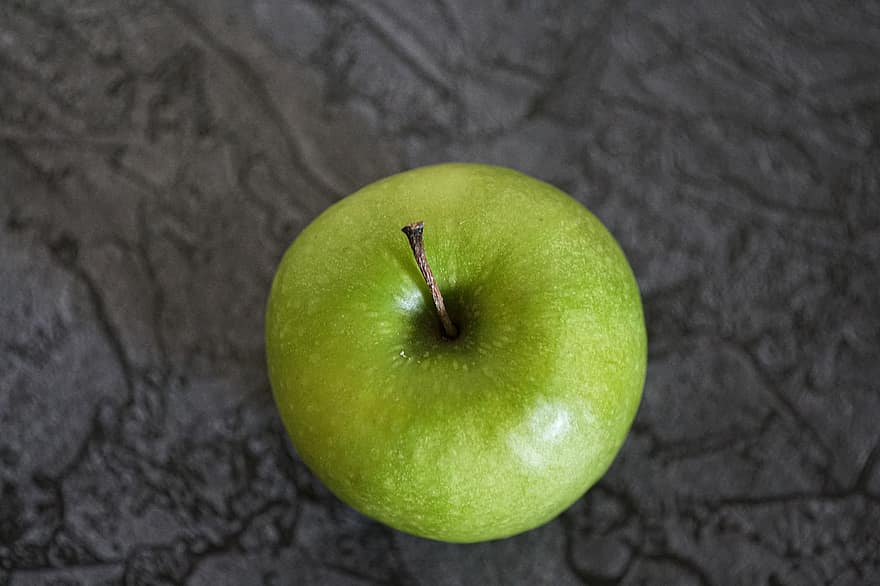 تفاحة ، فاكهة ، طعام ، تفاحة خضراء ، ينتج ، عضوي ، نضارة ، قريب ، أكل صحي ، اللون الاخضر ، ناضج