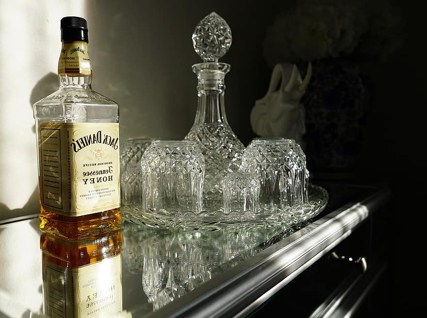 Jack Daniels, whisky, likér, karafy, sklenice na whisky, sklenka, alkoholický nápoj, alkohol, napít se, nápoj, láhev