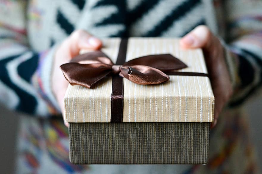 ギフト用の箱、プレゼント、驚き、ボックス、クリスマス、リボン、贈り物、人間の手、閉じる、ホールディング、お祝い