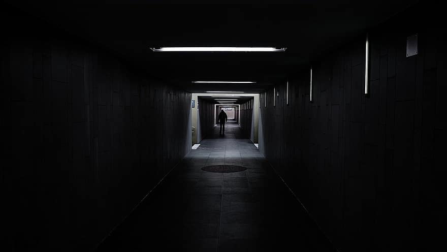 Đàn ông, đường hầm, cô đơn, từ biệt, ga tàu, một mình, đi bộ, trong nhà, hành lang, ngành kiến ​​trúc, tối