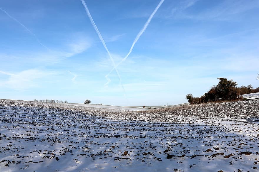 Felder, gepflügt, Schnee, Winter, Landschaft, Kondensstreifen, Himmel, Landwirtschaft, Bauernhof, Wolken, Horizont