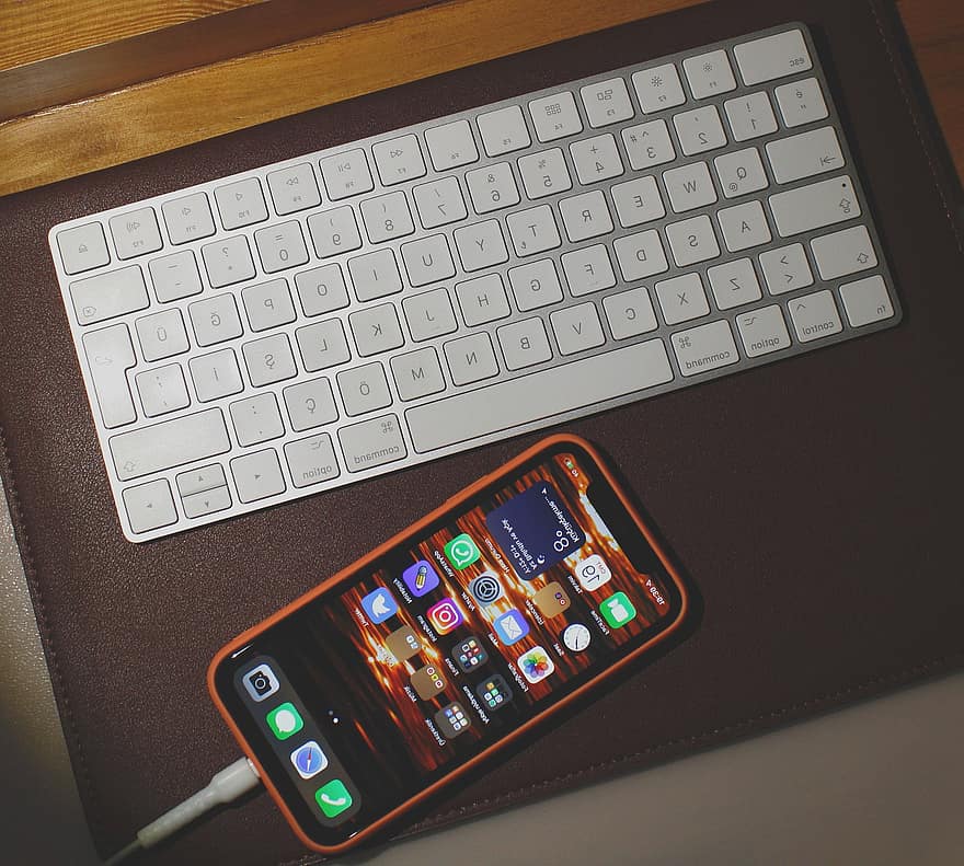 klaviatūra, stebuklinga klaviatūra, obuolys, „iPhone“, technologijos, kompiuteris, kompiuterio klaviatūra, internetas, telefonu, išmanusis telefonas, verslą