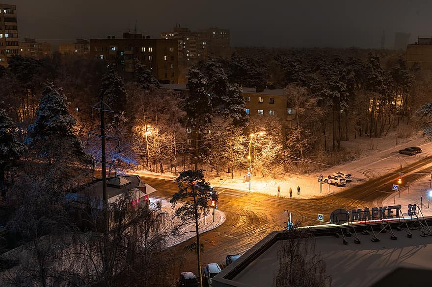 ziemā, ārā, pilsēta, sezonā, naktī, auto, satiksmi, pilsētas ainava, sniegs, krēsla, izgaismots