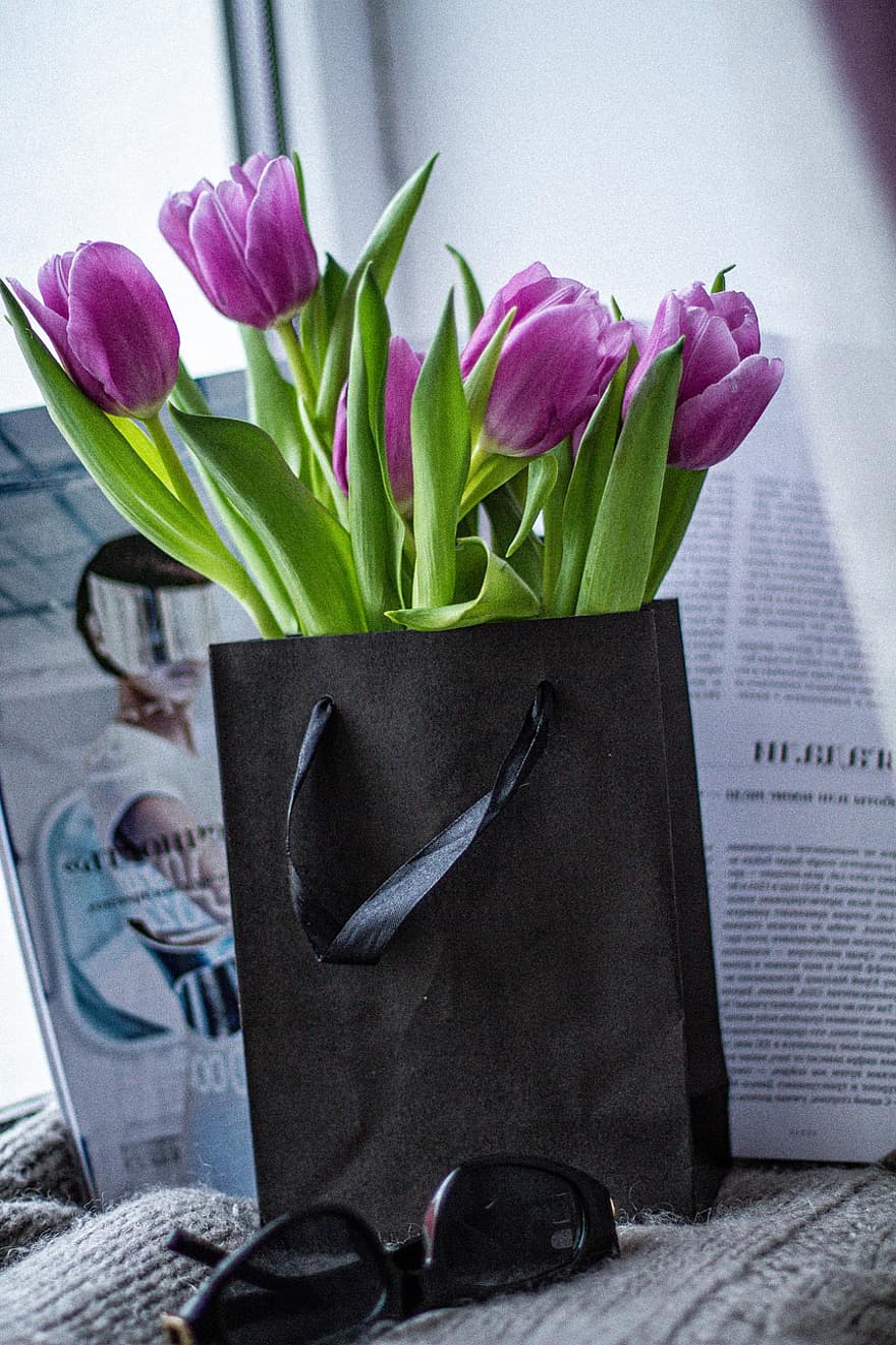 tulip, bunga-bunga, kacamata, kacamata hitam, buket, bunga-bunga merah muda, pesona, mode, hadiah, tas hadiah, majalah