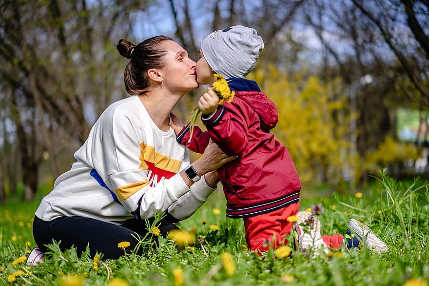 мать и ребенок, парк, привязанность, поцелуй, мама, семья, ребенок, любить, природа, детство, счастье