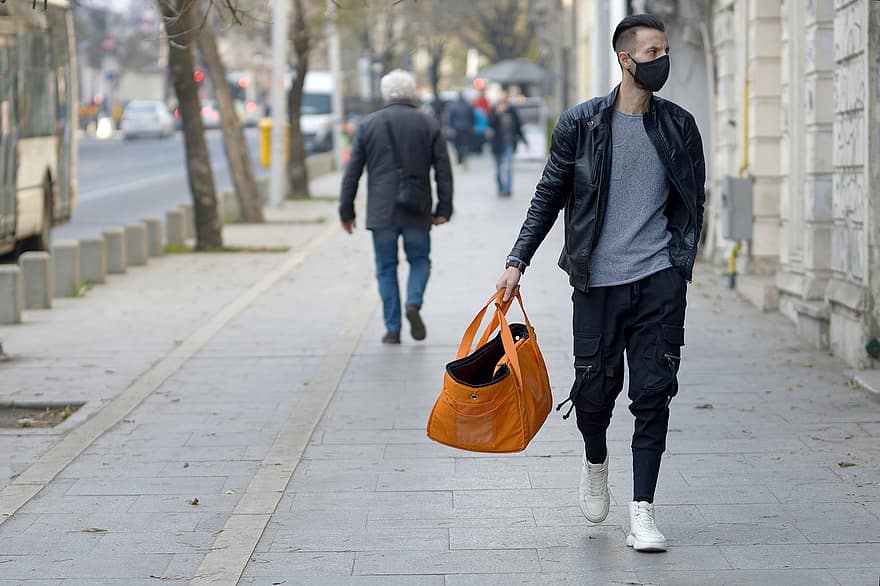 homem, calçada, pandemia global, urbano, cidade, caminhando, streetwear
