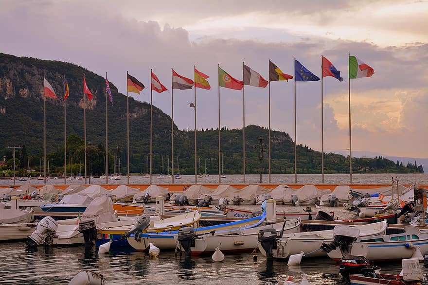 знамена, лодки, Гарда, езеро, Италия, вода, пейзаж