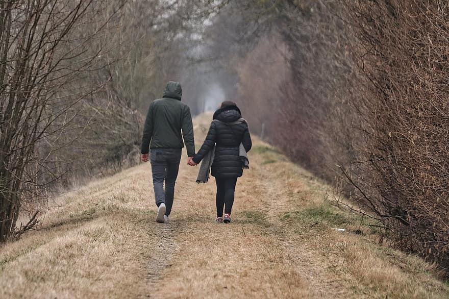 pāris, staigāt, ceļš, koki, sadevušies rokās, pastaigas, celiņš, mīlestība, draudzība, draugi, kopā