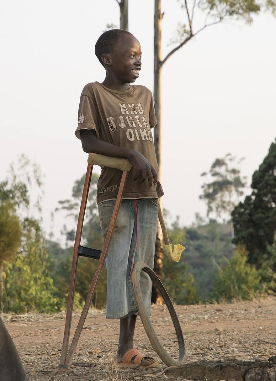 nen, paio, handicapp, muleta, somriu, el destí, la vida, Àfrica, coix