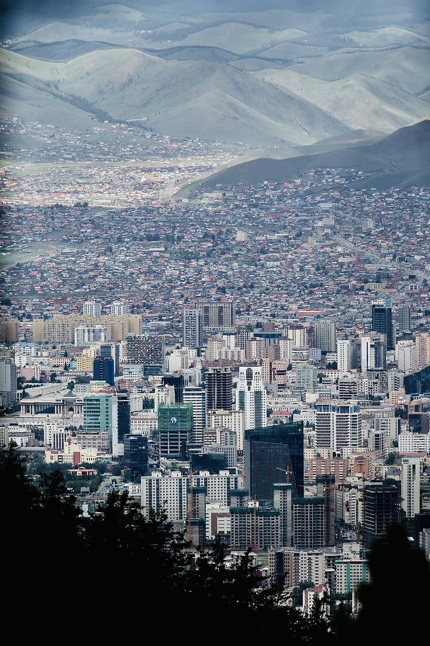 városkép, épületek, hegyek, Kilátás, távoli nézet, városra néző kilátás, városi, nagyvárosi, város, belváros, modern